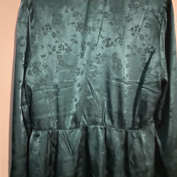 Pretty HOLIDAY blouse
Satin, floral embossed print, front ruching. - Picture 2 of 3